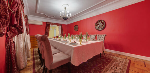 Усадьба. Банкетный зал в красных тонах
