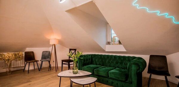 Уютный лофт-зал с проектором