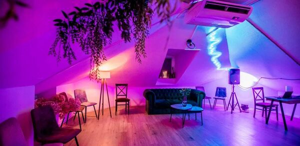 Уютный лофт-зал с проектором