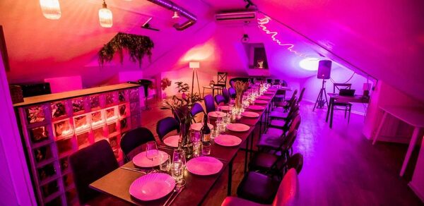 Уютный лофт-зал с проектором