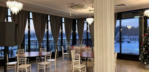 Берег. Банкетный зал на берегу канала