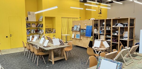 Художественная лофт-студия с большим столом