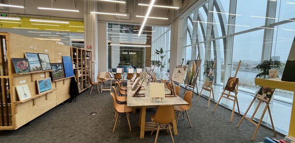 Художественная лофт-студия с большим столом