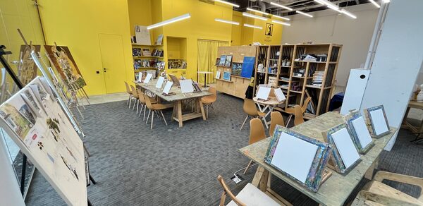 Художественная лофт-студия с большим столом