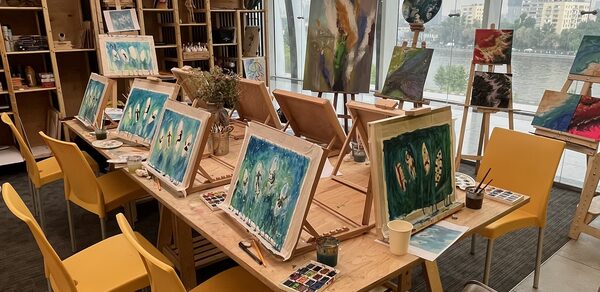 Художественная лофт-студия с большим столом