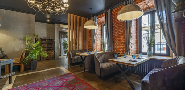 Мтеби. Банкетный зал с кирпичными стенами