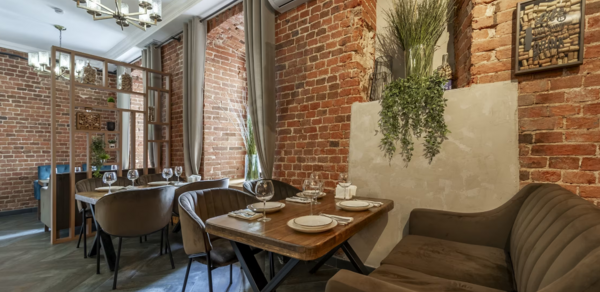 Мтеби. Банкетный зал с кирпичными стенами