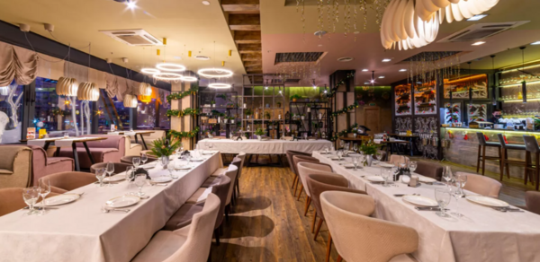 Шато Винтаж. Светлый банкетный зал 