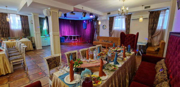 Три башни. Банкетный зал в роскошном ресторане