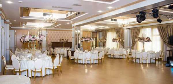 Татев. Белый банкетный зал с золотом в дизайне