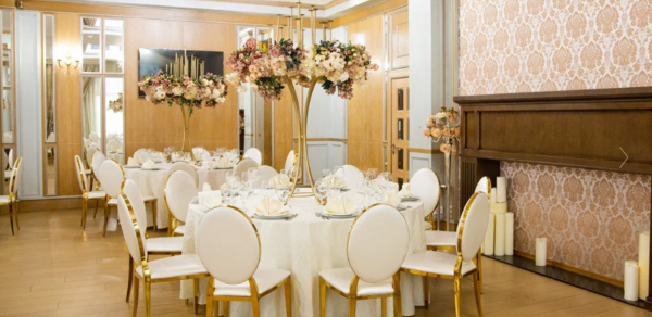 Татев. Белый банкетный зал с золотом в дизайне