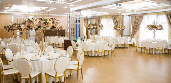 Татев. Белый банкетный зал с золотом в дизайне