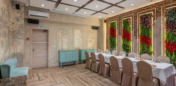 Лофт с кухней, панорамными окнами и верандой