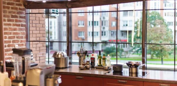 Лофт с кухней, панорамными окнами и верандой