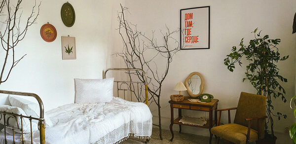 Уютная фотостудия с большими окнами