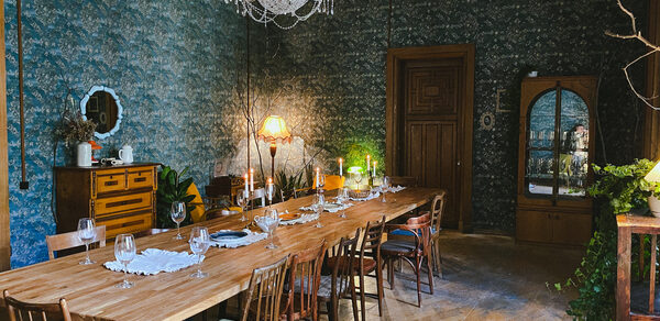 Уютная фотостудия с большими окнами