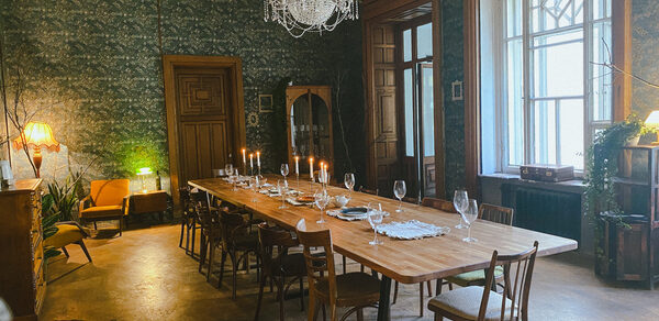 Уютная фотостудия с большими окнами