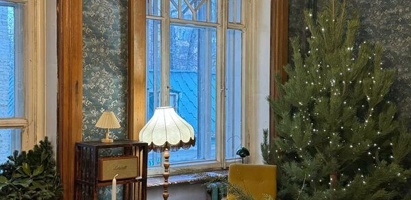 Уютная фотостудия с большими окнами