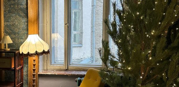 Уютная фотостудия с большими окнами