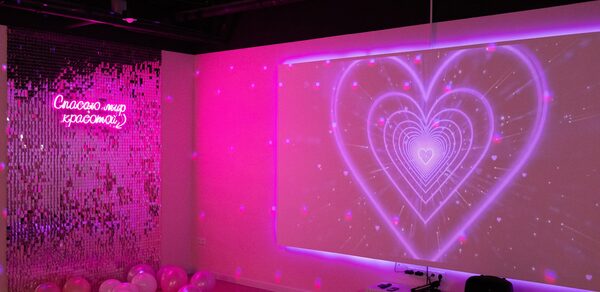 Розовый лофт-зал для вечеринок