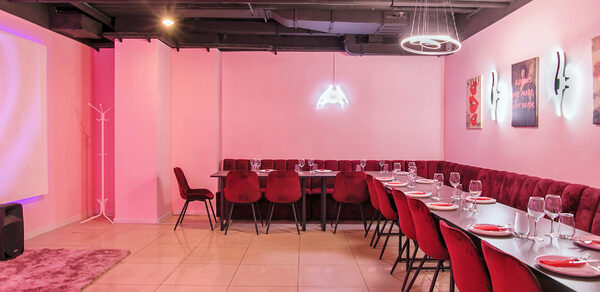 Розовый лофт-зал для вечеринок