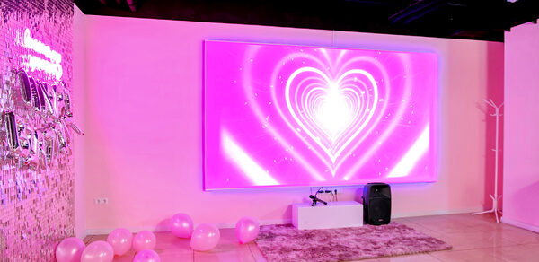 Розовый лофт-зал для вечеринок