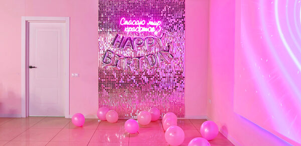 Розовый лофт-зал для вечеринок