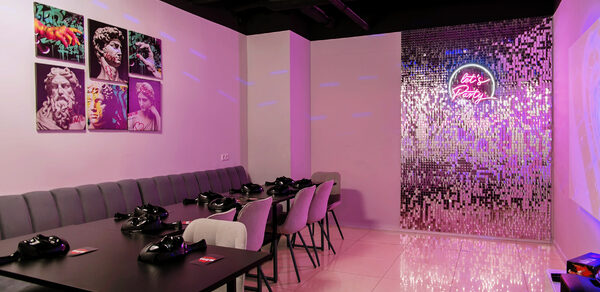 Лофт-зал с караоке и диско-шаром