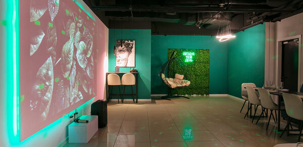 Просторный лофт-зал в зелёных цветах