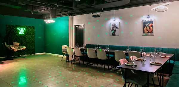 Просторный лофт-зал в зелёных цветах