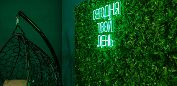 Просторный лофт-зал в зелёных цветах