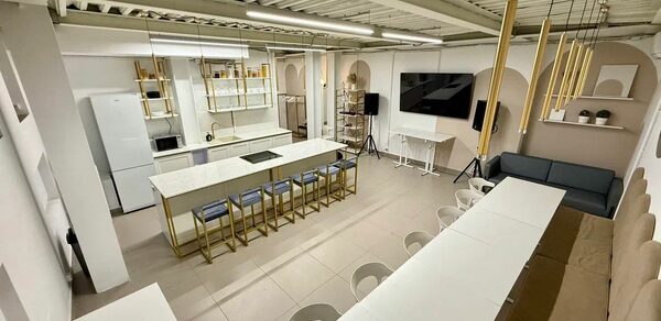 Светлый лофт с кухней