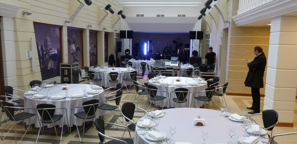 Леонардо. Банкетный зал с панорамной крышей