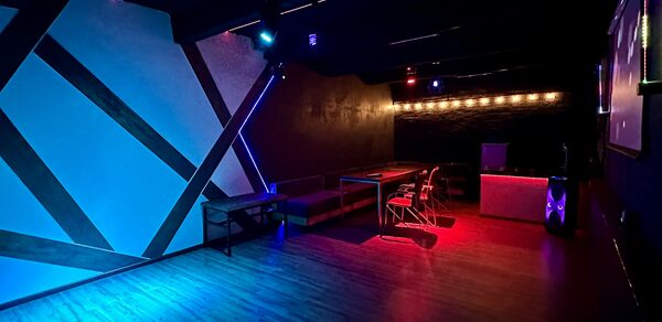 Неоновый лофт-зал с большим экраном