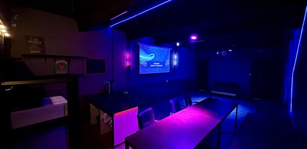 Неоновый лофт-зал с большим экраном