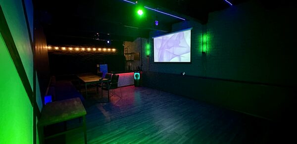 Неоновый лофт-зал с большим экраном