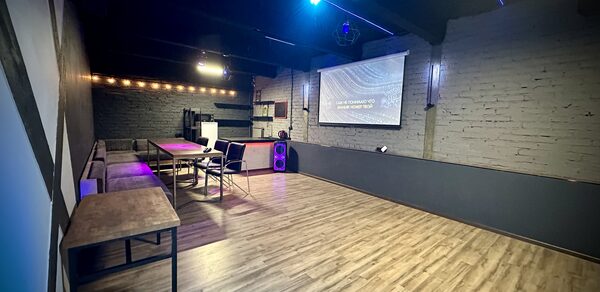 Неоновый лофт-зал с большим экраном