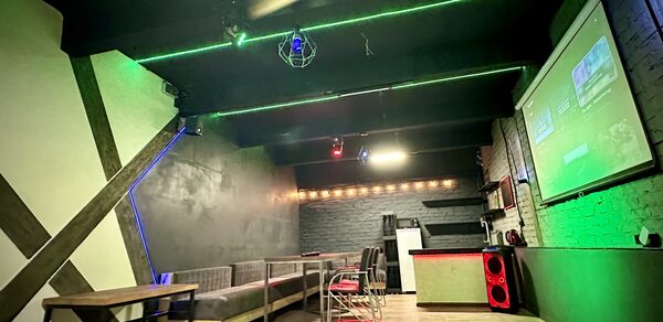 Неоновый лофт-зал с большим экраном