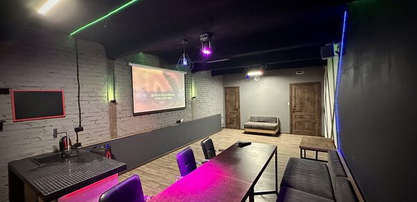 Неоновый лофт-зал с большим экраном
