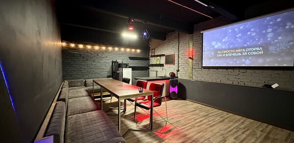 Неоновый лофт-зал с большим экраном