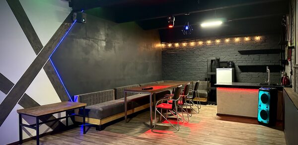 Неоновый лофт-зал с большим экраном