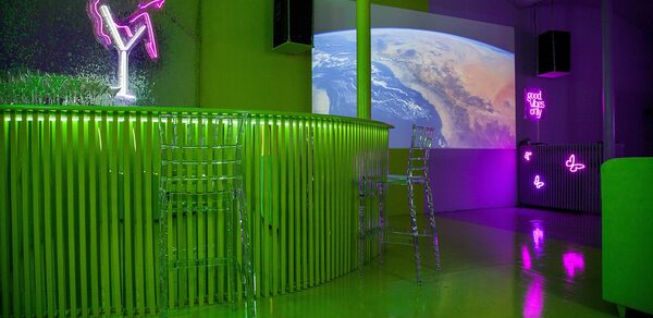 Двухцветный лофт в неоне