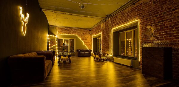 Лофт с теплым освещением и дискошаром