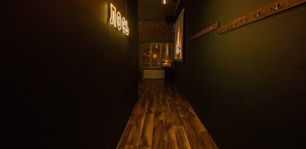 Лофт с теплым освещением и дискошаром