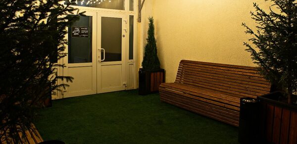 Лофт с теплым освещением и дискошаром