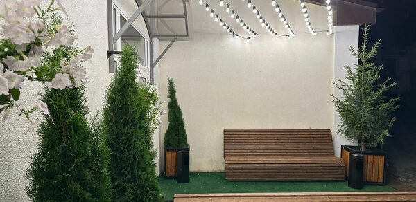 Лофт с теплым освещением и дискошаром