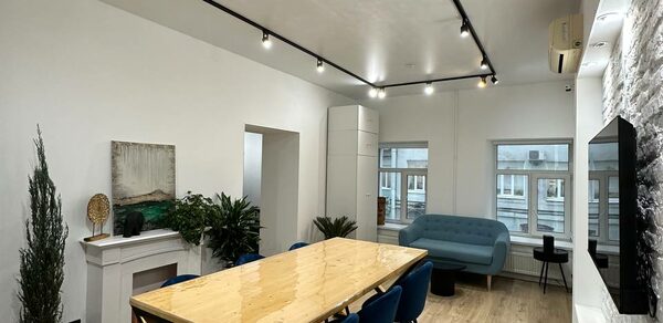 Лофт в центре города с барной стойкой