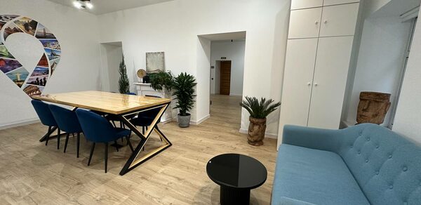 Лофт в центре города с барной стойкой