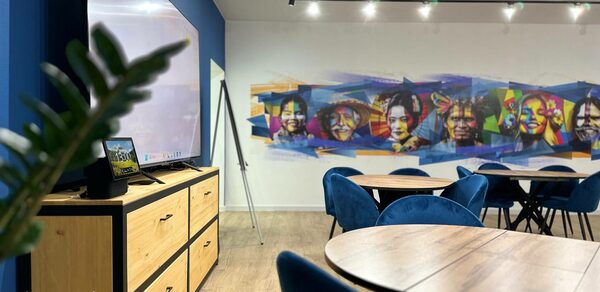 Лофт в центре города с барной стойкой