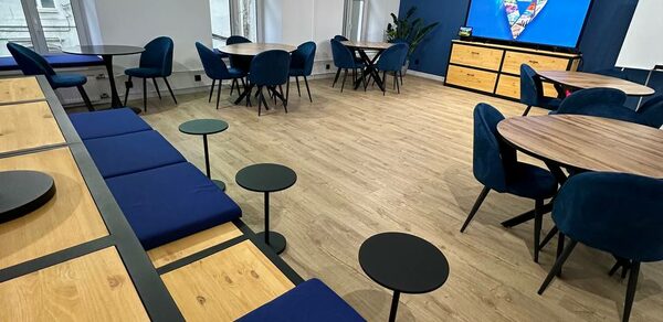 Лофт в центре города с барной стойкой